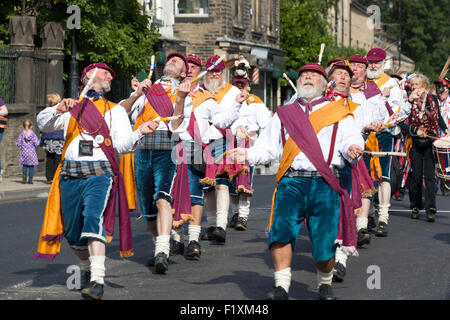 Wrigley Kopf Morrismen in der Rushbearing Festival Prozession, Sowerby Bridge, West Yorkshire Stockfoto