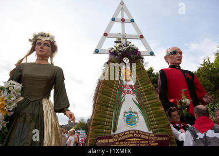 Sheffield City Riesen "Frieden" und "Krieg" mit den Rushcart auf dem Rushbearing Festival, Sowerby Bridge, West Yorkshire Stockfoto