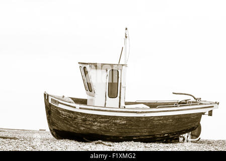 Split getönten Seitenansicht eines Fischerbootes gestrandet am Deal in Kent mit der Nordsee im Hintergrund Stockfoto