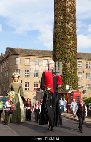 Rushbearing Festival Prozession mit Sheffield City Riesen 'Frieden' und 'Krieg', Sowerby Bridge, West Yorkshire Stockfoto