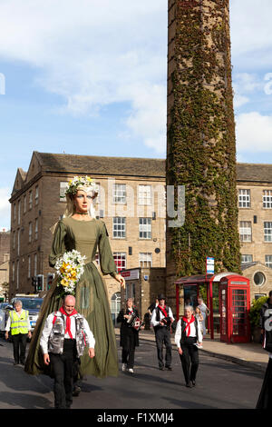 Rushbearing Festival Prozession mit Sheffield City Riesen "Frieden" Riese, Sowerby Bridge, West Yorkshire Stockfoto