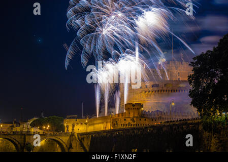 Traditionelles Feuerwerk am Castel Sant'Angelo auf das Fest der St. Peter und Paul, Gönner von Rom Stockfoto