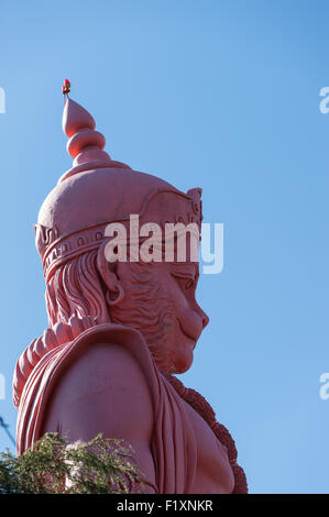 Shimla, Himachal Pradesh, Indien. Die Statue von Lord Hanuman, 33 Meter hoch, ist größer als der Christus-Statue in Rio De Janeiro. Stockfoto