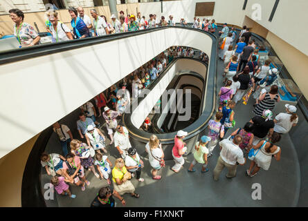Eintritt in die Vatikanischen Museen über eine moderne Wendeltreppe Vatikanstadt Rom Italien EU Europa Touristen Stockfoto