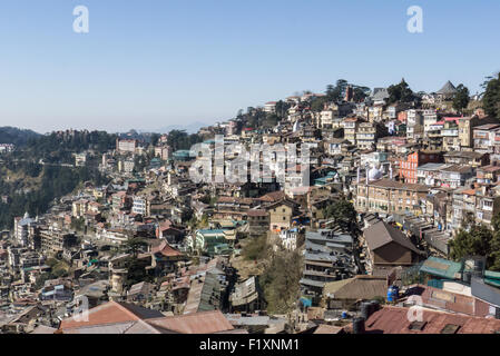 Shimla, Himachal Pradesh, Indien. Blick auf das Durcheinander von Gebäuden den Hang hinunter Kaskadierung bilden das Zentrum der Stadt. Stockfoto