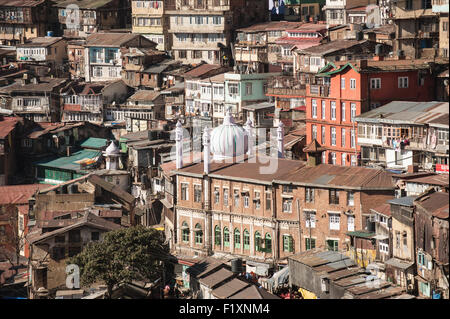 Shimla, Himachal Pradesh, Indien. Blick auf das Durcheinander von Gebäuden den Hang hinunter Kaskadierung bilden das Zentrum der Stadt mit der Jama Masjid Moschee im Zentrum. Stockfoto