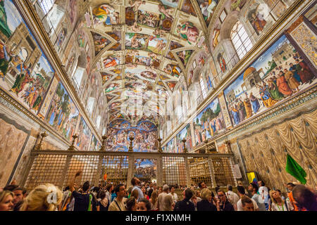 Besucher und Touristen in der Sixtinischen Kapelle Apostolischen Palast Vatikan Museum Vatikanstadt Rom Italien EU Europa Stockfoto