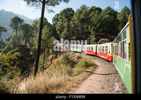 Shimla, Himachal Pradesh, Indien. Die Himalaya-Königin, die Spielzeugeisenbahn von Shimla, Kalka. Stockfoto