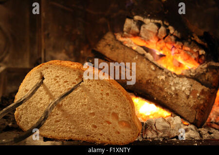 Toasten von Brot am Feuer Stockfoto