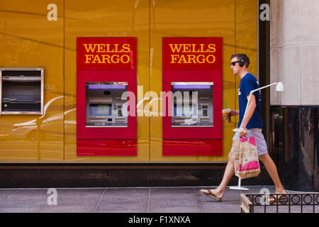 Mann, Geschrei von Wells Fargo ATM - USA Stockfoto