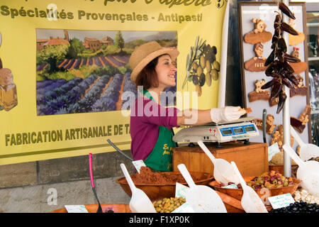 Ein Standbesitzer in Sarlat Markt Verkauf von lokal angebauten Oliven. Stockfoto