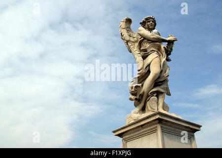 Berninis Engel entlang der Heiligen Engel-Brücke nahe dem Mausoleum des Hadrian in Rom am 27. Februar 2010 Stockfoto