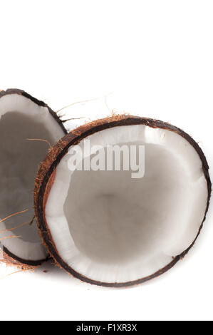 Kokosnuss in Hälfte gebrochen Stockfoto