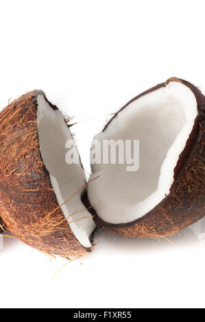Kokosnuss in Hälfte gebrochen Stockfoto