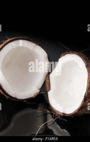 Kokosnuss in Hälfte gebrochen Stockfoto