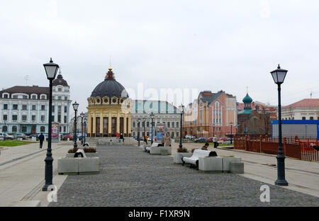 Farbe auf Gebäuden sieht in den grauen Himmel von Kazan, Tatarstan, Russland, so dass es wie ein Beton-Dschungel noch langweilig. Stockfoto