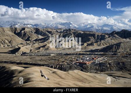 Nepal, Gandaki zone, Upper Mustang (nahe der Grenze zu Tibet), Adler fliegen über der ummauerten Stadt Lo Manthang, der historischen Hauptstadt des Königreich Lo Stockfoto