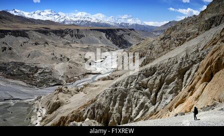 Nepal, Gandaki Zone, Upper Mustang (nahe der Grenze zu Tibet), Trekker und mineralischen Landschaft erreichen das Tal von Dhie Gaon Dorf Stockfoto