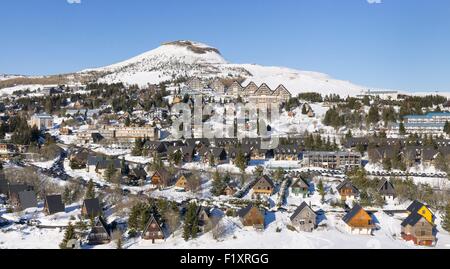 Frankreich, Puy de Dome, Besse et Saint-Anastaise, regionale Naturpark der Vulkane der Auvergne, Sancy, Super Besse Skigebiet, Puy de Champgourdeix im Hintergrund (Luftbild) Stockfoto