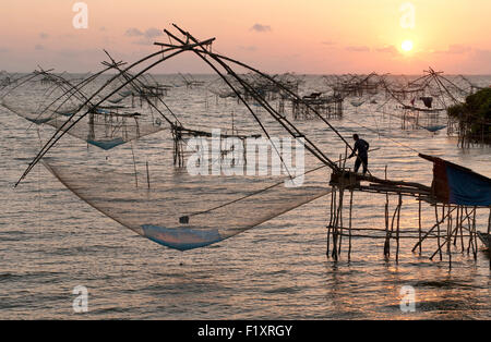 Thailand, Phatthalung, Shore betriebenen Aufzug Netto auf Sonnenaufgang Stockfoto