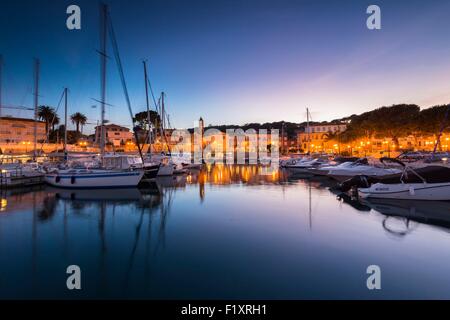 Frankreich, Alpes Maritimes, Saint Jean Cap Ferrat, den Hafen und die Kirche St. Johannes der Täufer Stockfoto