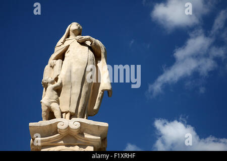 Die heilige Teresa von Avila-Statue vor der Kathedrale der Hl. Teresa von Avila in Bjelovar, Kroatien am 6. September 2013 Stockfoto