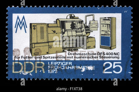 Gedruckt in DDR Stempel zeigt Drehmaschine, Leipziger Frühjahrsmesse, ca. 1973 Stockfoto