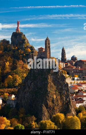 Frankreich, Haute-Loire, Le Puy En Velay, ein Anschlag auf el Camino de Santiago, Überblick über die Stadt mit Notre Dame de France Statue (1860) an der Spitze der am Rocher Corneille auf der linken Seite und 12. Jahrhundert Notre-Dame de Annonciation Kathedrale auf der rechten Seite Stockfoto