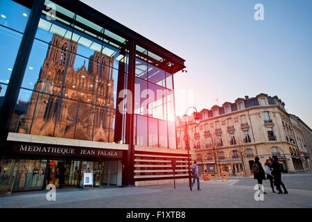 Frankreich, spiegelt sich in der Mediathek Jean Falala Marne, Notre-Dame de Reims, Reims, Reims, Frankreich, Marne (51) Stockfoto