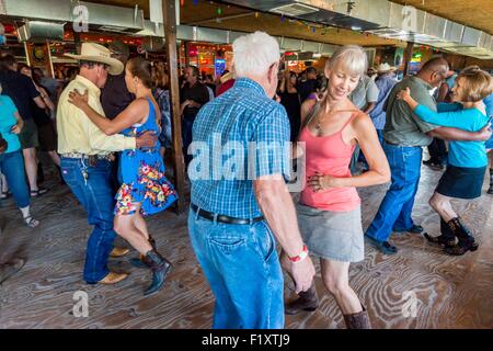 USA, Louisiana, Henderson, Zydeco Musiker Geno Delafosse und seine Band spielen bei der Landung Whiskey River Stockfoto