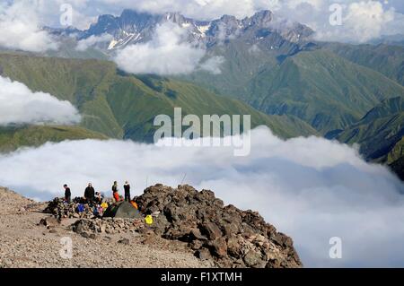 Georgien, großen Kaukasus, Mzcheta-Mtianeti, Kasbek, Blick vom Kasbek Basislager von einem Meer von Wolken und die Berge Stockfoto