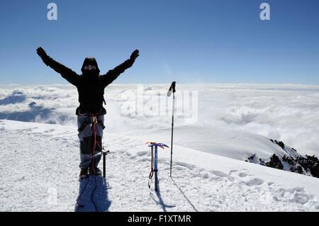 Georgien, großen Kaukasus, Mzcheta-Mtianeti, Kasbek, glücklich Bergsteiger auf dem Gipfel des Kasbek (5047m) Stockfoto