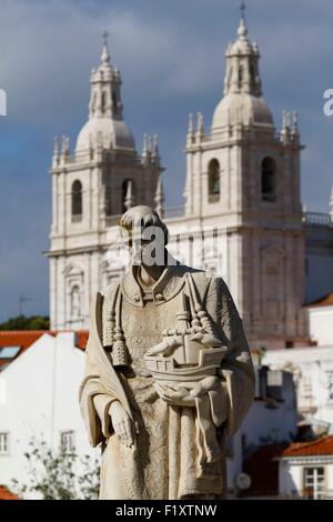 Portugal, Lissabon, Alfama, Statue von Sao Vicente auf der Terrasse des Largo Das Portas do Sol Stockfoto