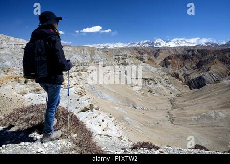 Nepal, Gandaki Zone, Upper Mustang (nahe der Grenze zu Tibet), Trekker und mineralischen Landschaft zwischen Lo Manthang und das Dorf Dhie Gaon Stockfoto