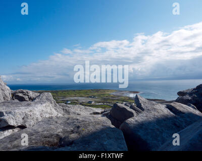 Blick von Inishmaan und darüber hinaus Stockfoto