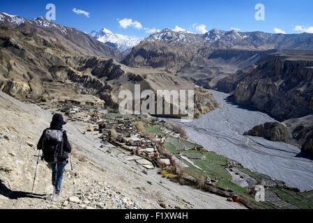 Nepal, Gandaki zone, Upper Mustang (nahe der Grenze zu Tibet), Trekker, die hinunter in Richtung Dorf Tangge Stockfoto