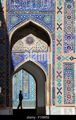 Usbekistan, Samarkand, aufgeführt als Weltkulturerbe der UNESCO, Silhouette eines Mannes in der Shah-i-Zinda Nekropole Stockfoto