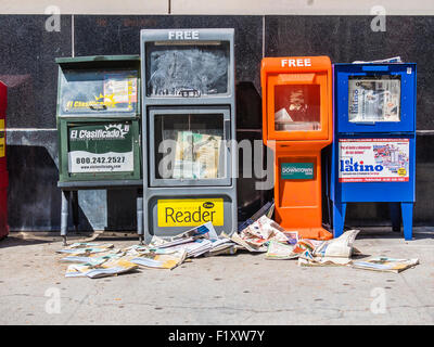 Kiosken mit losen Zeitungen liegen auf dem Bürgersteig, erstellen ein Durcheinander in San Diego, Kalifornien.