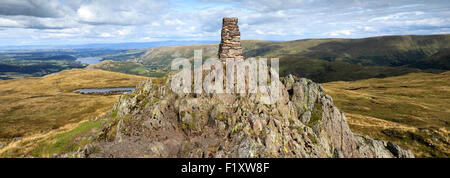 Sommer, Gipfel Cairn und OS Triglyzerid Punkt auf Platz fiel, Hartsop, Lake District Nationalpark, Grafschaft Cumbria, England, UK. Stockfoto