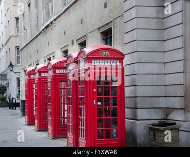 5 klassische Telefonzellen in London, Großbritannien Stockfoto