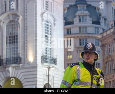 Ein Metropolitan Police Officer Vermessung der Auflauf am Piccadilly Circus, London, UK Stockfoto
