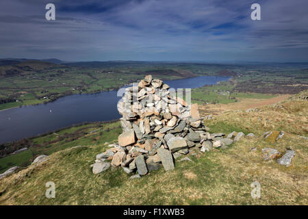 Der Beacon Cairn von Arthurs Pike fiel, Nationalpark Lake District, Cumbria County, England, UK. Stockfoto