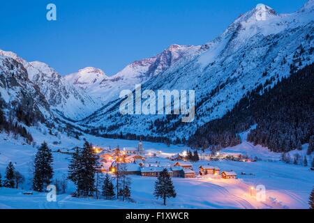 Frankreich, Savoyen, Champagny En Vanoise, Champagny le Haut massiv des La Vanoise, der Ortsteil Bois Dessous mit Blick auf die Grande Casse (3855m) und der Grande Motte (3653m) Stockfoto