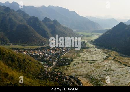 Vietnam, Hoa Binh Provinz, Mai Chau, die Stadt unter den Reisfeldern Stockfoto