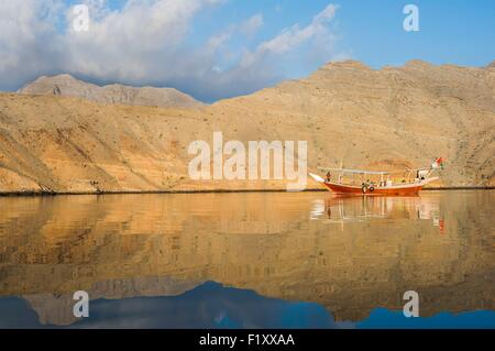 Oman, Khasab Musandam, Kreuzfahrt in den Fjorden auf einer Dhau, traditionelle Holzschiff Stockfoto