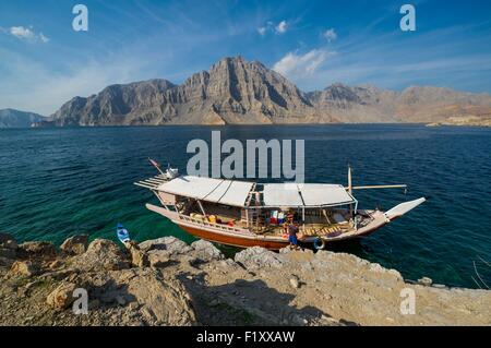 Oman, Khasab Musandam, Kreuzfahrt in den Fjorden auf einer Dhau, traditionelle Holzschiff Stockfoto