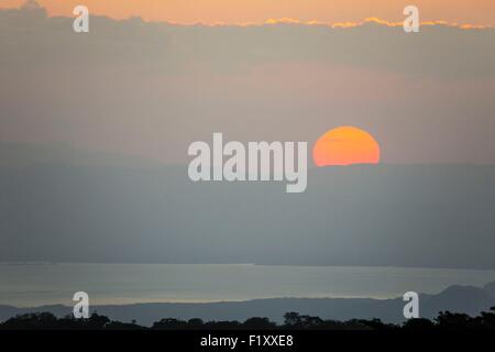 Costa Rica, Provinz Puntarenas, Monteverde, Sonnenuntergang über den Bergen Stockfoto