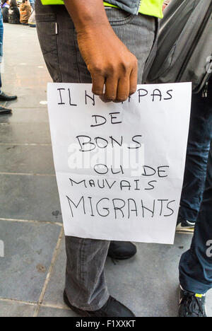 Paris, Frankreich, Demonstration zur Ausweitung der Rechte von Asylsuchenden, MigrantInnen auf die Einreise nach Frankreich, man's Hand Holding-Zeichen "Es gibt keine guten oder schlechten Rechte von MigrantInnen Stockfoto