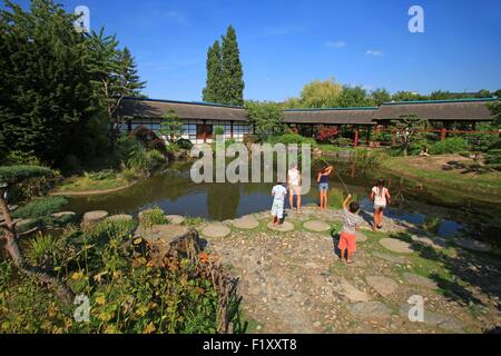 Frankreich, Loire-Atlantique, Nantes, Kinder spielen im japanischen Garten auf der Insel von Versailles Stockfoto