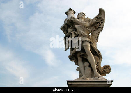 Berninis Engel entlang der Heiligen Engel-Brücke nahe dem Mausoleum des Hadrian in Rom am 27. Februar 2010 Stockfoto